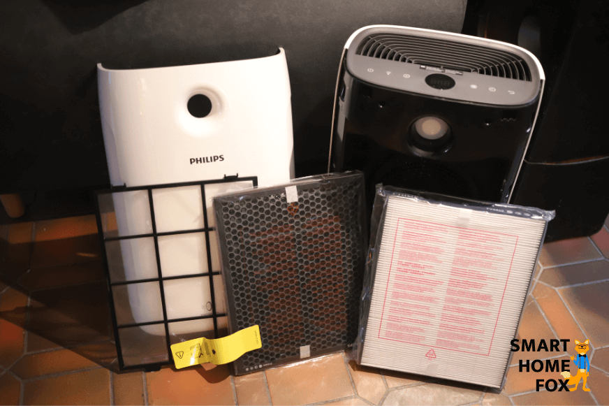 Vorfilter, Aktivkohlefilter und HEPA-Filter stehen neben einem Philips Luftreiniger